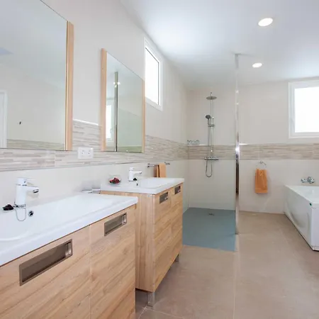 Modern Mojones Casa Penyas Blancas Dos 4 Bedrooms Private Heated Pool Puerto Del Carmen Puerto del Carmen (Lanzarote)