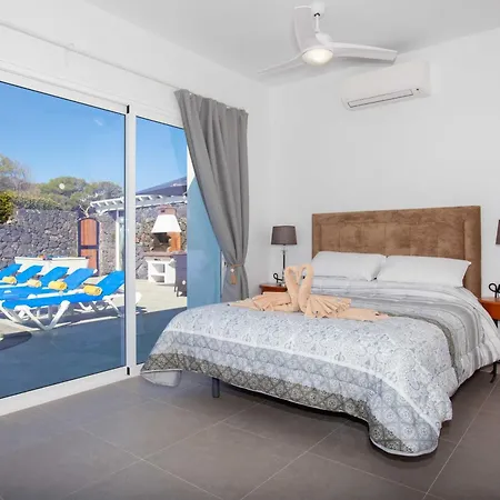 Modern Mojones Casa Penyas Blancas Dos 4 Bedrooms Private Heated Pool Puerto Del Carmen * Puerto del Carmen (Lanzarote)