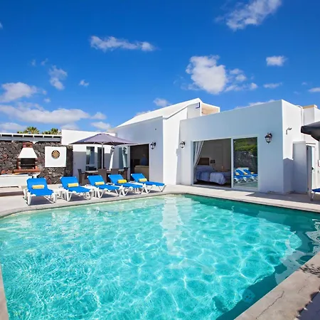 Modern Mojones Casa Penyas Blancas Dos 4 Bedrooms Private Heated Pool Puerto Del Carmen * Puerto del Carmen (Lanzarote)